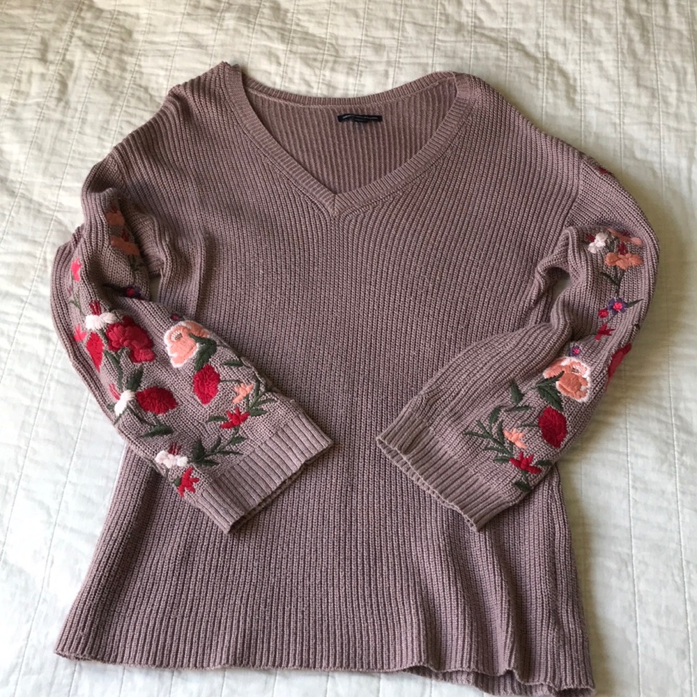 American eagle floral sleeve sweater